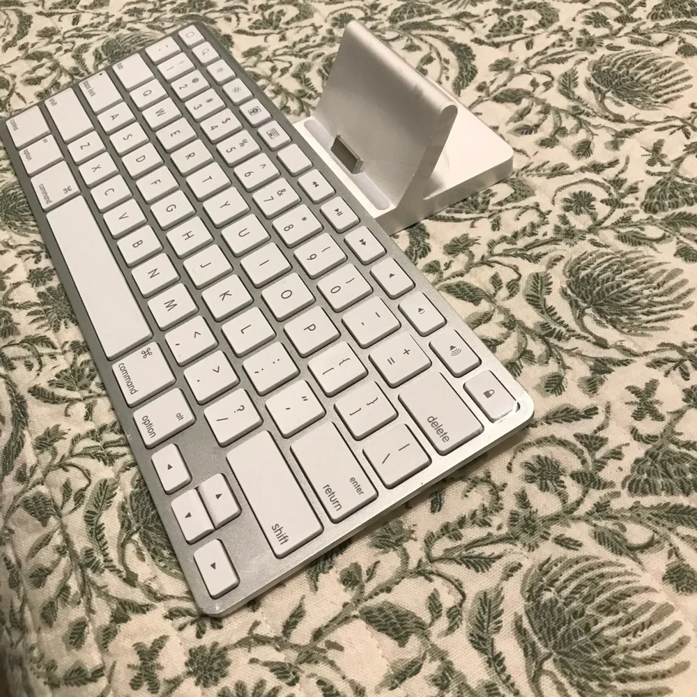 Apple IPAD keyboard dock.